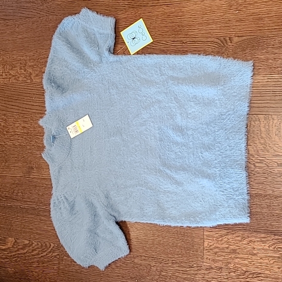 Fuzzy top - Picture 1 of 2